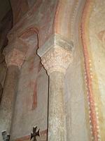 Gourdon, Eglise romane Notre-Dame de l'Assomption, chapiteau et peinture murale (03)